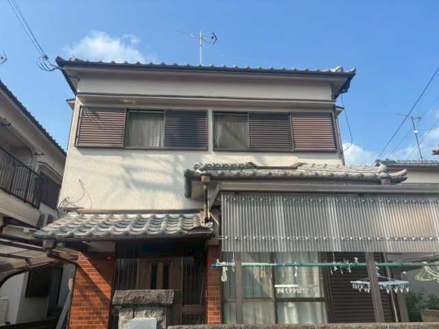 吹田市で屋根材の現場調査・点検、棟瓦まわりの漆喰ひび割れと剥がれを確認した瓦屋根